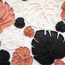 Load image into Gallery viewer, Tera Sausr - Leaf-shaped Pot Saucer - Drip tray for houseplants - Humidity tray
